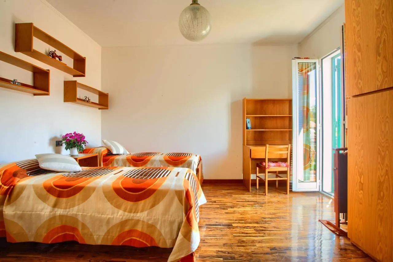 Casa Con Giardino, Garage, Wi-Fi, 2 Bagni E Ac In Una Camera Da Letto Imperia